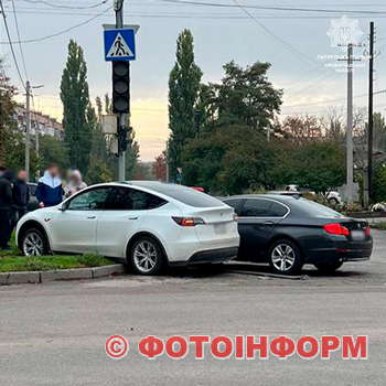 У Кропивницькому на Новомиколаївці зіткнулися дві іномарки (ФОТО)